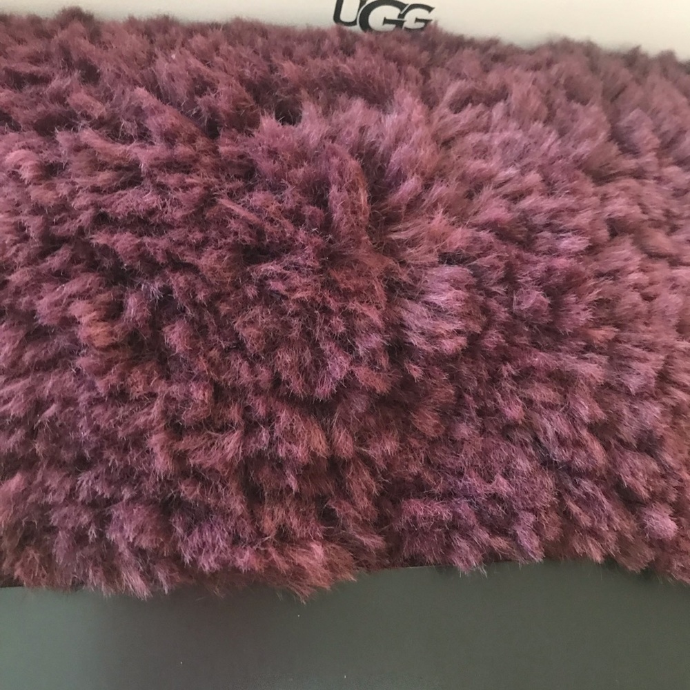 UGG Luxe  throw so very soft  in Cabernet color . - Picture 12 of 13